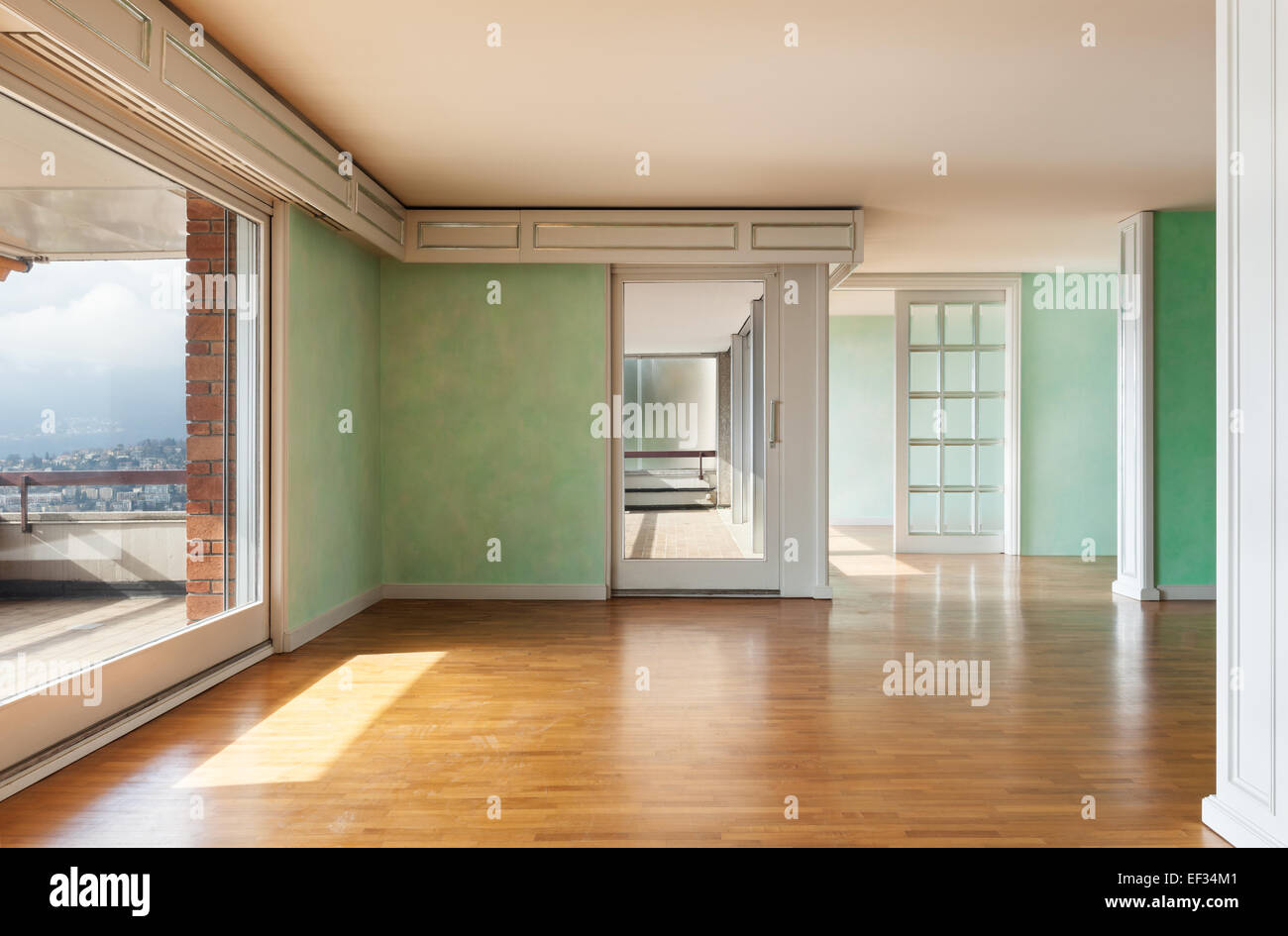 Interno, vuoto appartamento in stile classico, grande stanza con finestre panoramiche Foto Stock