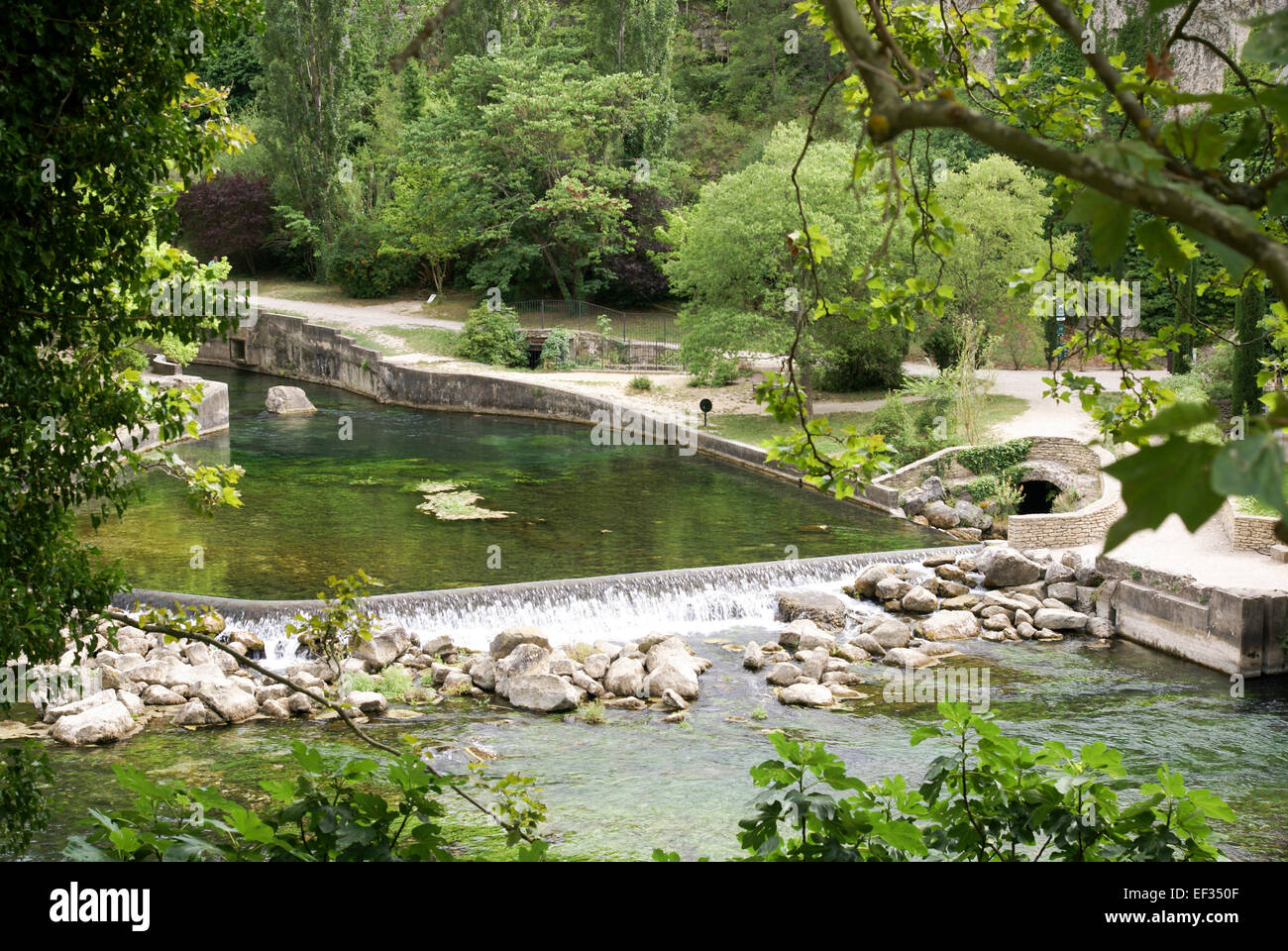 Fontaine-de-Vaucluse (La Fònt de Vauclusa o semplicemente Vauclusa in occitano) è un comune nel dipartimento di Vaucluse in Provenza Foto Stock