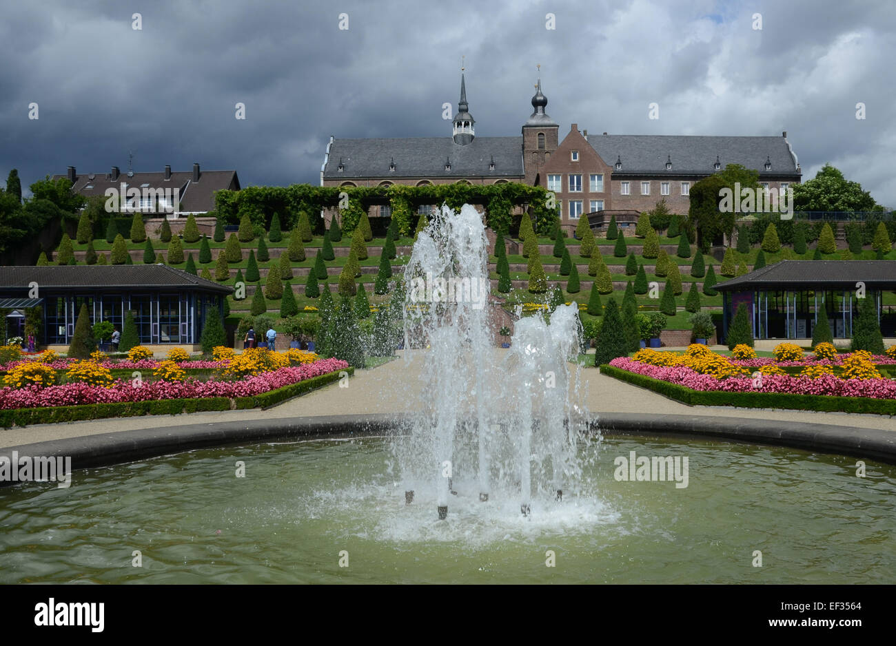 Una fontana nel giardino-terrazza di Kamp Abbey a Kamp-Lintfort, Renania settentrionale-Vestfalia. Foto dal 11 agosto 2014. Foto Stock