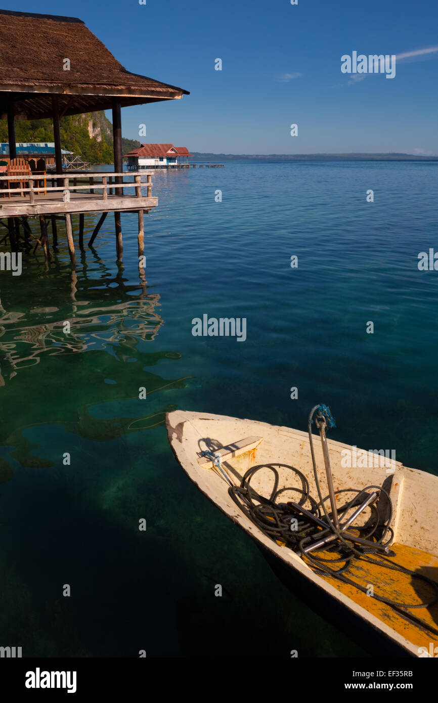 Eco-Lodge e barca sulle acque costiere del villaggio ecoturismo Sawai a Sawai, Seram Nord, Maluku Centrale, Maluku, Indonesia. Foto Stock