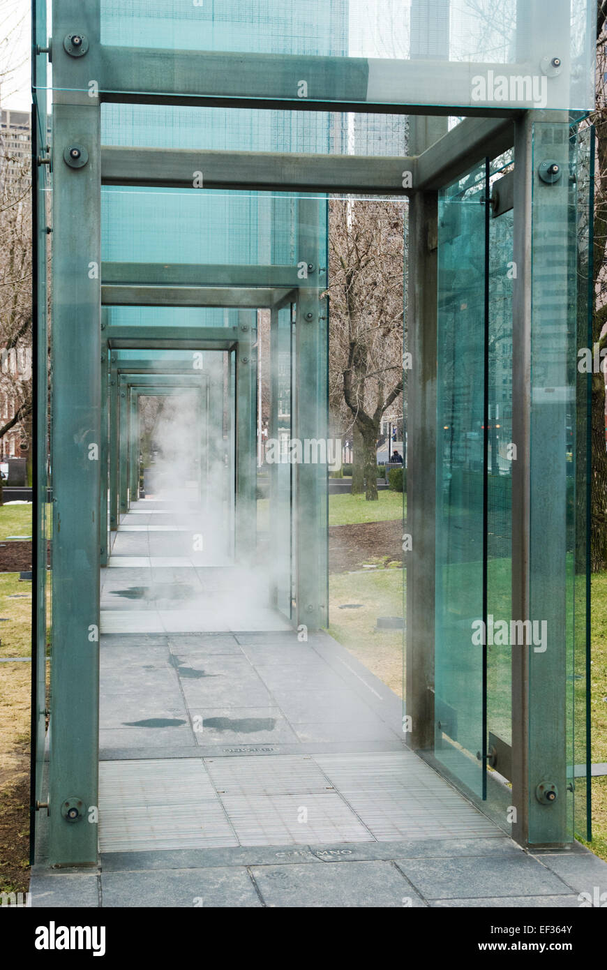Torri di vetro inciso con il prigioniero numeri. Il memoriale dell'Olocausto a Boston, Massachusetts , M.A., New England, U.S.A. Foto Stock