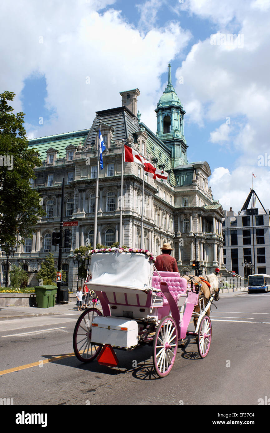 Montreal, Canada - 26 Luglio 2008: Montreal City Hall (Hôtel de Ville de Montréal) con il suo tetto in rame e bandiere di Canada, Queb Foto Stock