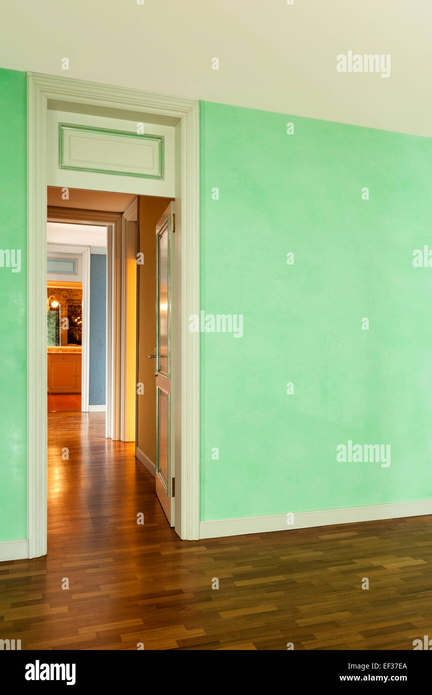 Interni Casa, parete verde, pavimento in parquet Foto Stock