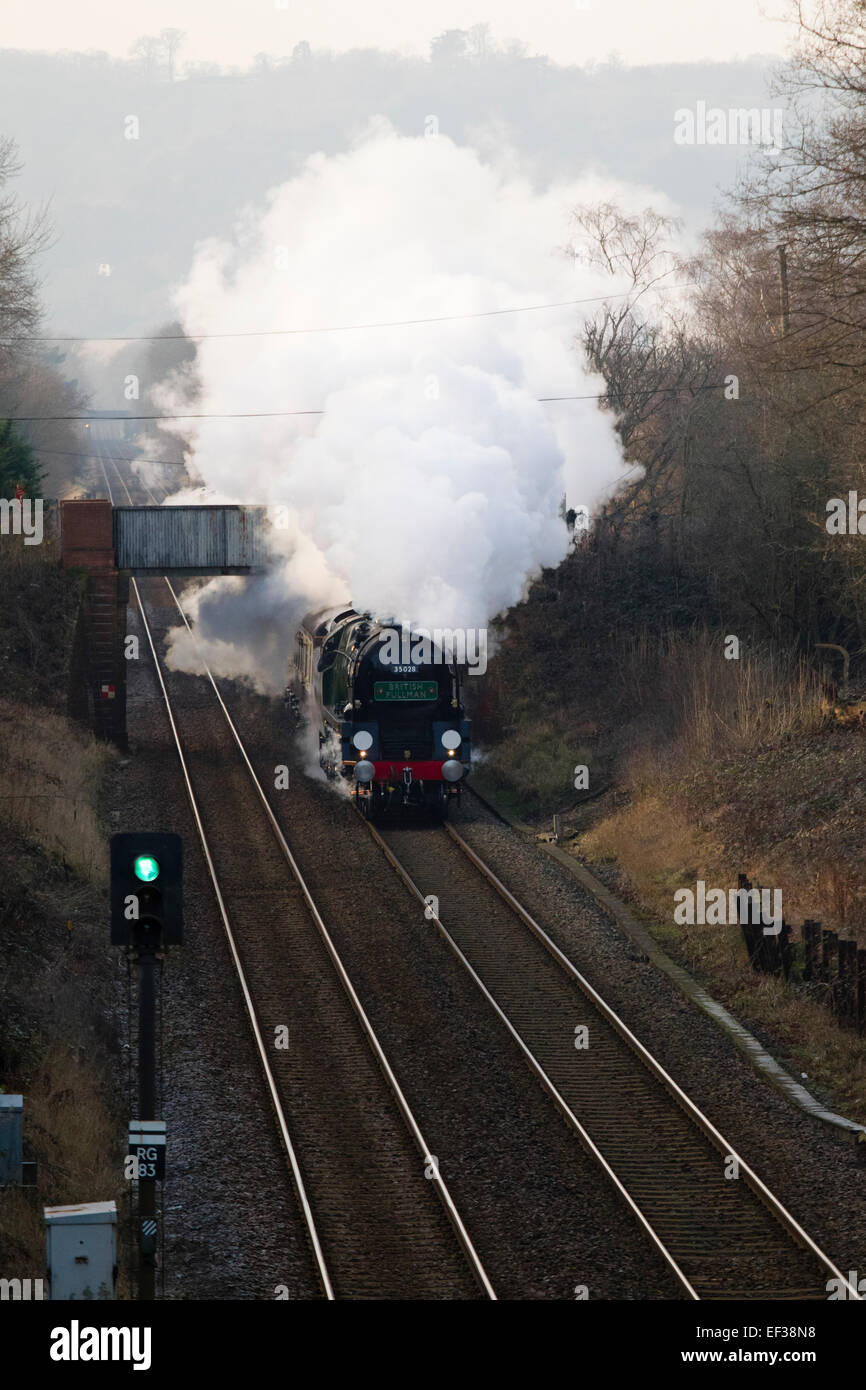 Belmond British Pullman diretto da 35028 Clan velocità di linea attraverso un Reigate taglio sulla sua ora di pranzo tour circolare del Surrey Foto Stock
