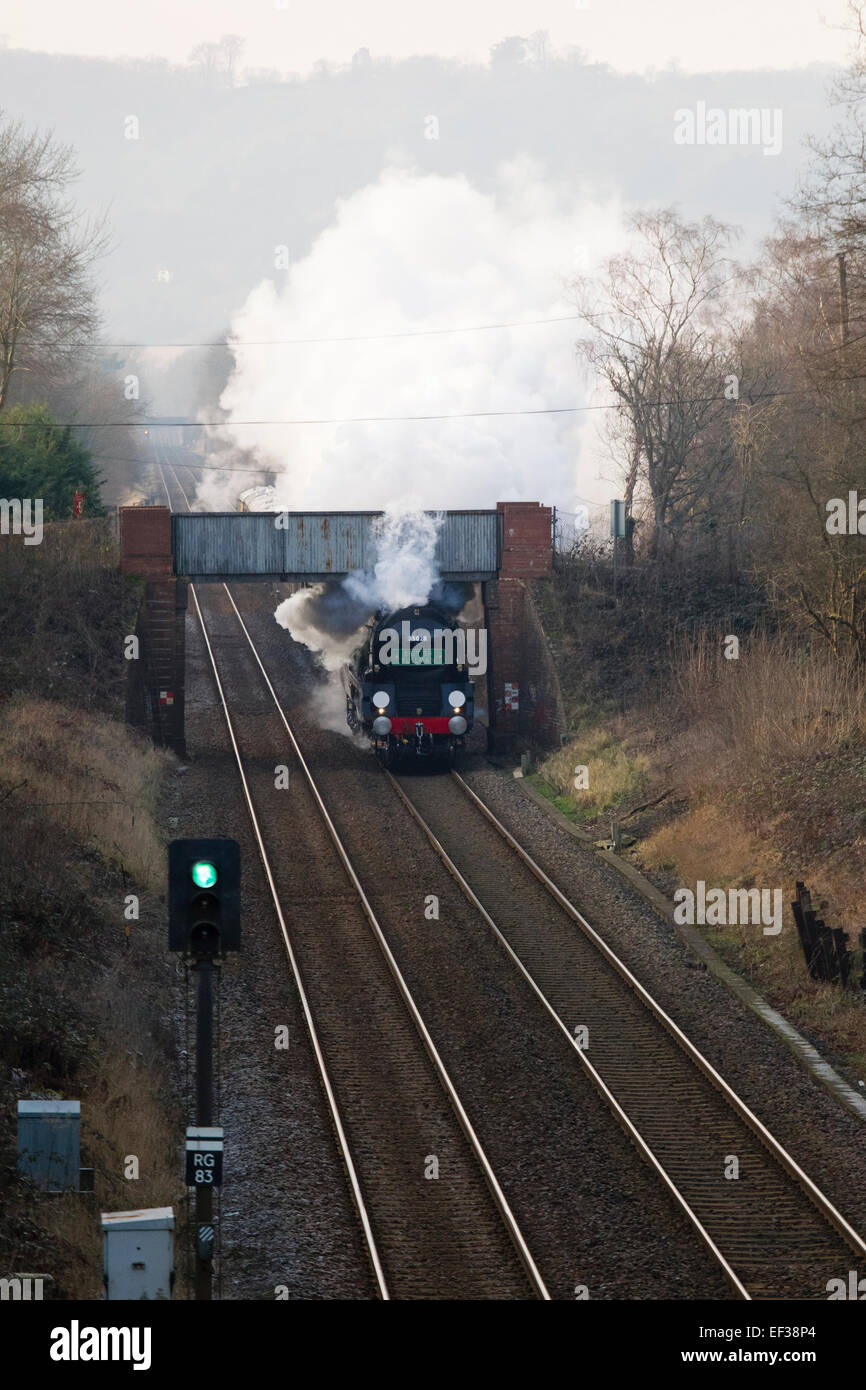 Belmond British Pullman diretto da 35028 Clan velocità di linea attraverso un Reigate taglio sulla sua ora di pranzo tour circolare del Surrey Foto Stock