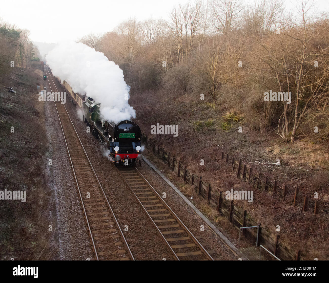 Belmond British Pullman diretto da 35028 Clan velocità di linea attraverso un Reigate taglio sulla sua ora di pranzo tour circolare del Surrey Foto Stock