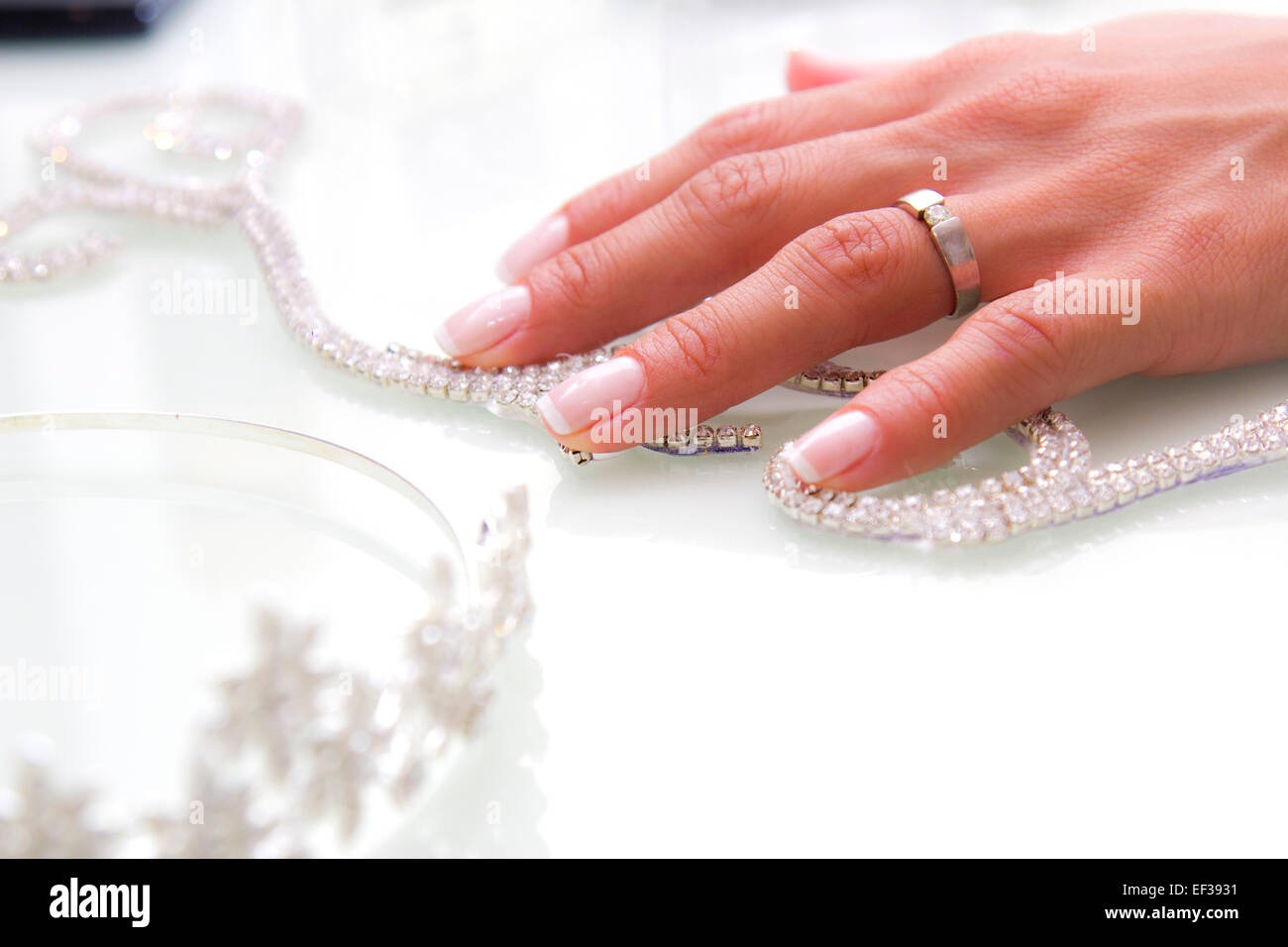 Anello di nozze sul dito della sposa Foto Stock