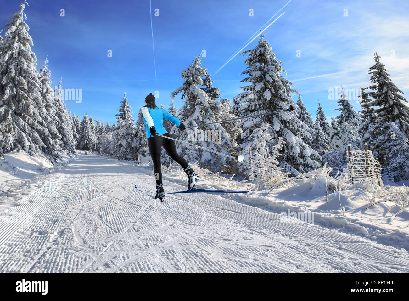 Una donna sci di fondo nelle Alpi Foto Stock