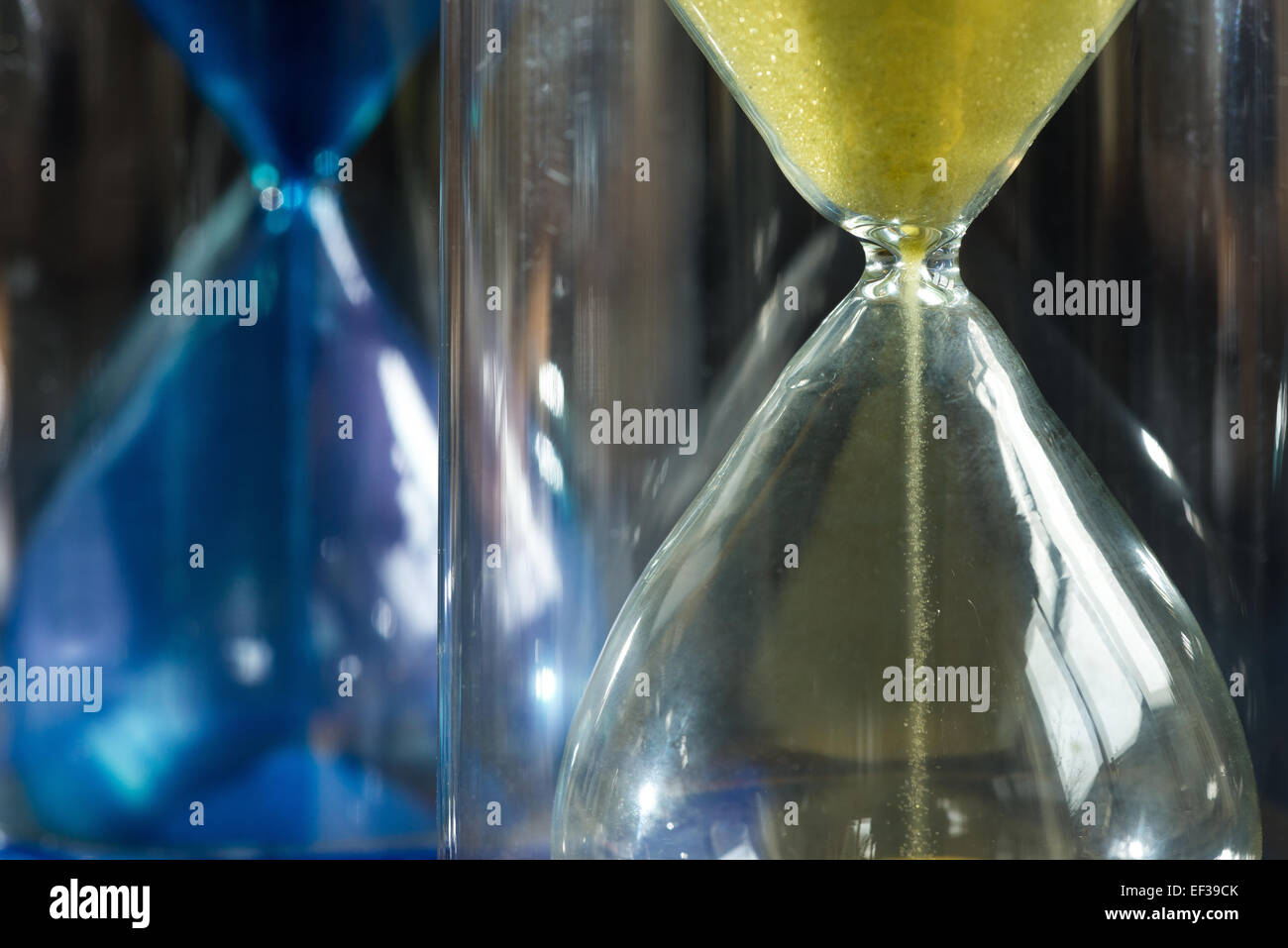 Timer di streaming a clessidra granelli di sabbia che scorre attraverso raffiguranti le cose sono in esecuzione Foto Stock