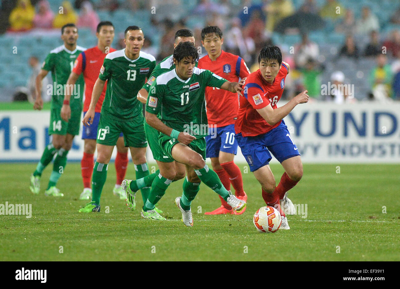 Sydney, Australia. 26 gen, 2015. AFC Asian Cup Semi Finale. Corea Repubblica v Iraq. Avanti iracheno Alaa Abdul-Zahra e capitano coreano Ki Sung-yueng.Corea ha vinto il gioco su 2-0. Credito: Azione Sport Plus/Alamy Live News Foto Stock