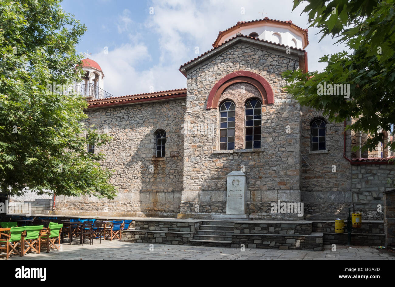 Kallipefki, situato in Grecia, presenta un'affascinante chiesa e la platea Syngrou, una piazza centrale conosciuta per la sua vibrante atmosfera e il suo significato culturale. Foto Stock