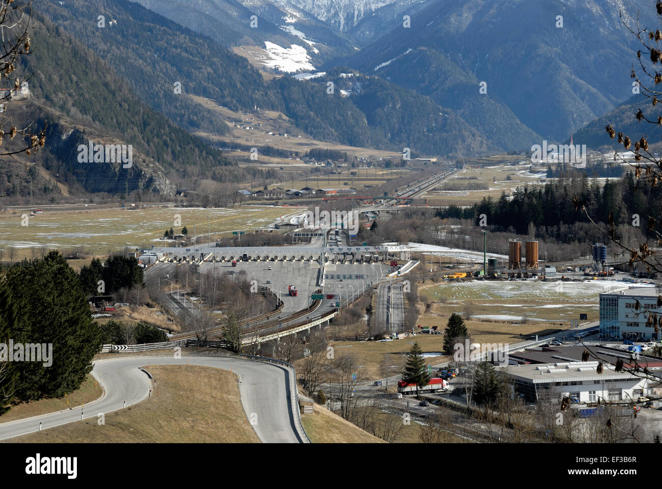 Mautstelle Sterzing, situata nella regione Tirolo d'Italia, è una storica stazione a pedaggio che un tempo era un punto di blocco chiave lungo le rotte commerciali. Questa immagine riflette la sua importanza nel commercio e nel commercio medievale delle Alpi. Foto Stock