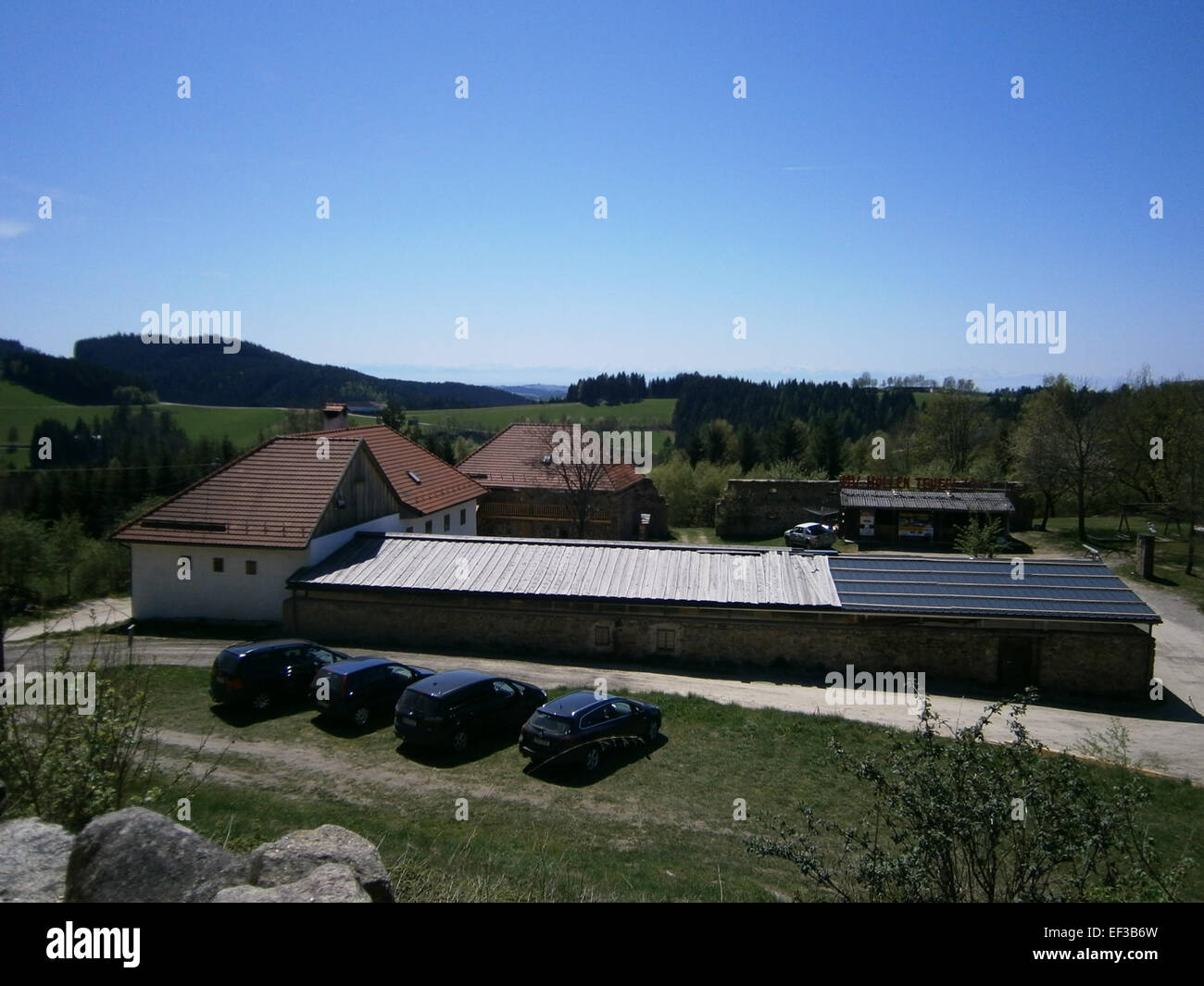 Il Meierhof Prandegg, una tenuta storica in Austria, riflette l'architettura e la cultura austriache tradizionali, con il suo design senza tempo che rappresenta il patrimonio rurale della regione. Foto Stock