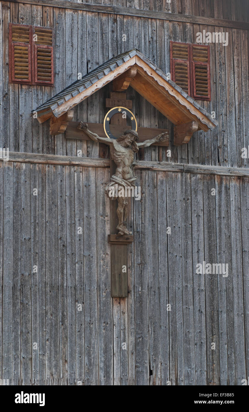 Il Crocifisso Monumentale di Baumkirchen, Austria, si erge come un significativo monumento religioso e storico. Il grande crocifisso, situato in un ambiente rurale, funge sia da simbolo religioso che da promemoria del patrimonio cristiano della comunità. Foto Stock