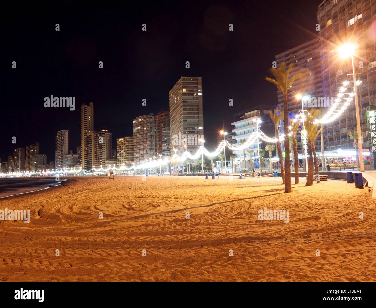 Spiaggia di Benidorm e sullo skyline di notte Foto Stock