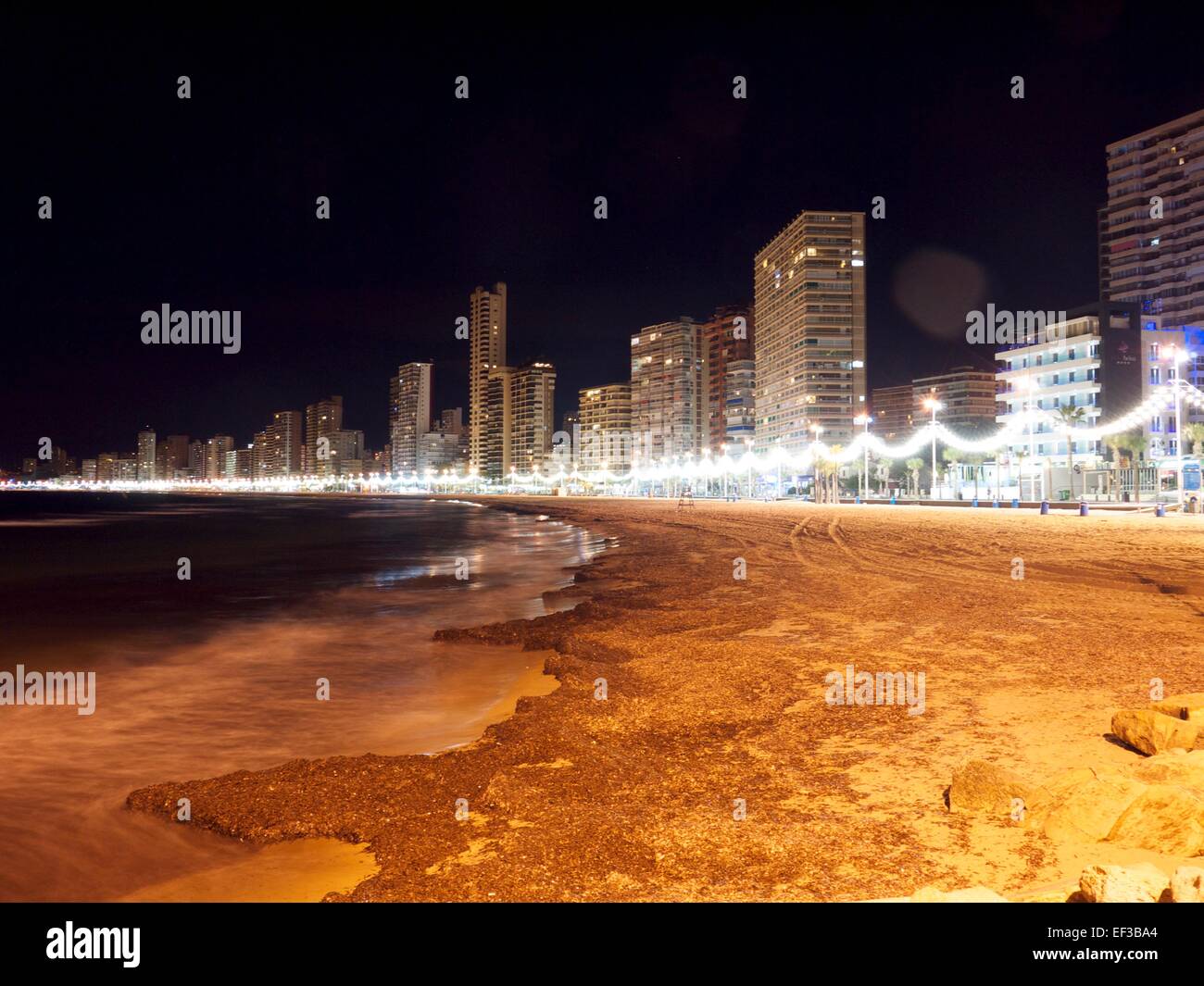 Spiaggia di Benidorm e sullo skyline di notte Foto Stock