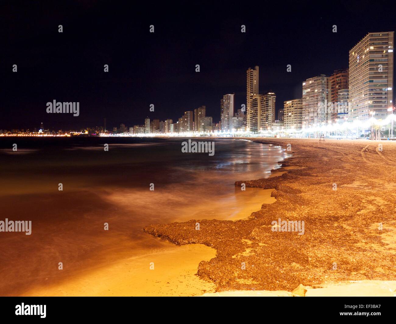 Spiaggia di Benidorm e sullo skyline di notte Foto Stock