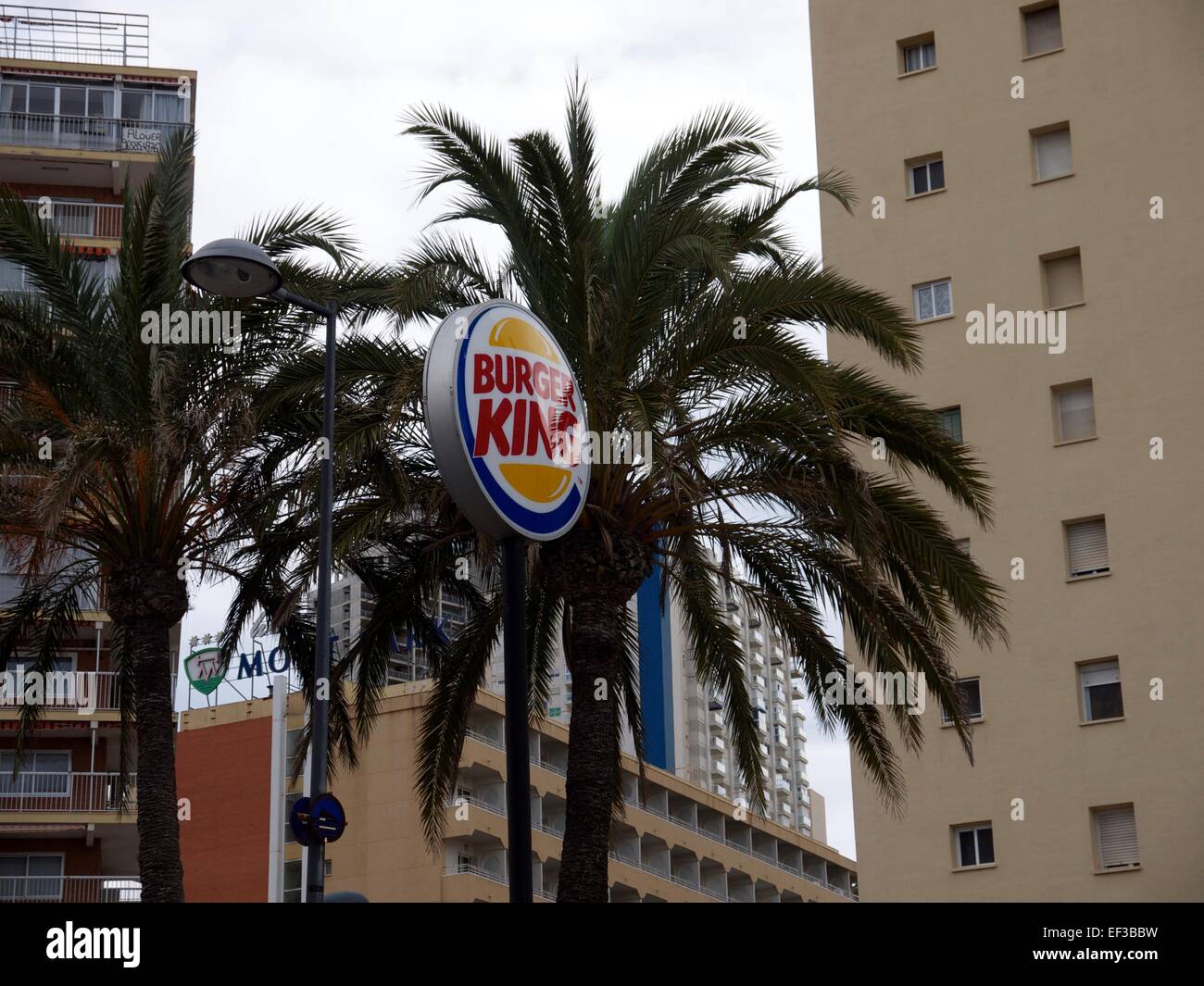 Burger King segno davanti di palme e un edificio di appartamenti Foto Stock