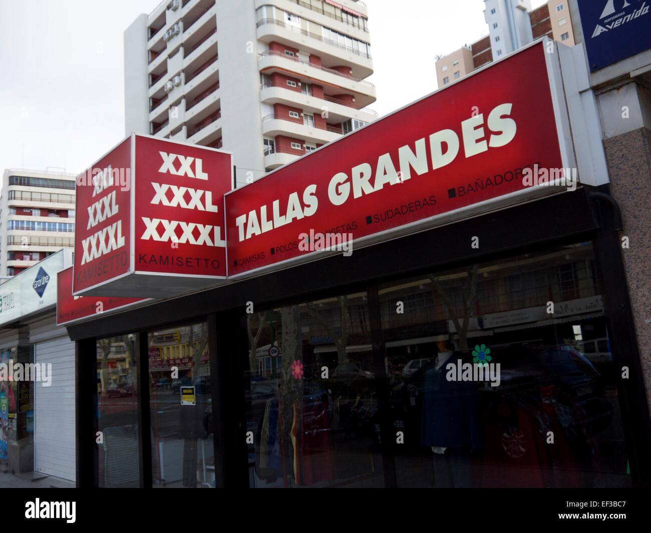 Negozio per l'heavy-set persona in Spagna chiamato Tallas Grandes (Grandi dimensioni) Foto Stock