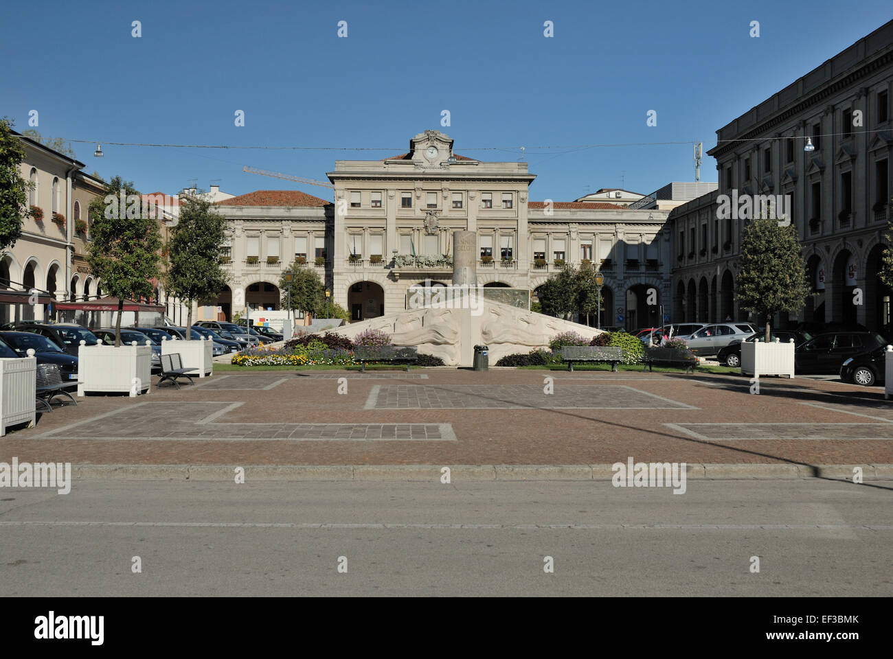 Questa fotografia cattura la piazza panoramica di San Donà di Piave, Italia. La piazza della città è un punto centrale per gli eventi della comunità e detiene un significativo valore storico, in particolare durante e dopo la prima guerra mondiale Foto Stock