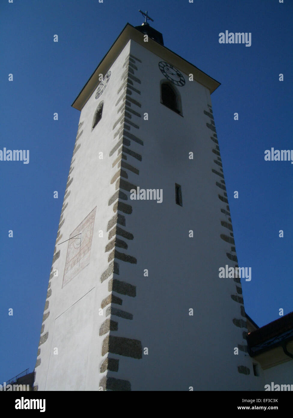 Questa rappresentazione della torre della chiesa di Pierbach cattura l'essenza architettonica del piccolo villaggio austriaco. La torre, una caratteristica prominente del paesaggio locale, riflette il significato storico e lo stile architettonico del villaggio. Foto Stock