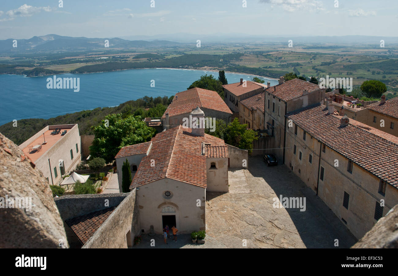 Populonia con il golfo di Baratti Foto Stock