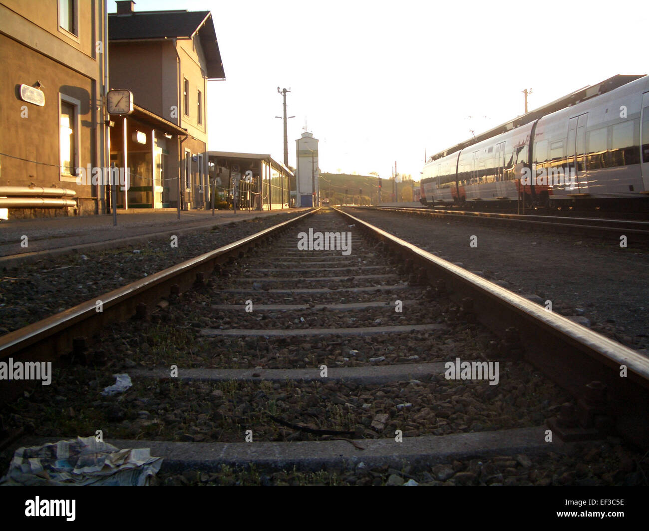 Pregarten Bahnhof è una stazione ferroviaria storica situata a Pregarten, Austria. La stazione, nota per le sue caratteristiche architettoniche, è stata parte integrante della rete di trasporto della regione, servendo treni locali e regionali per oltre un secolo. Foto Stock