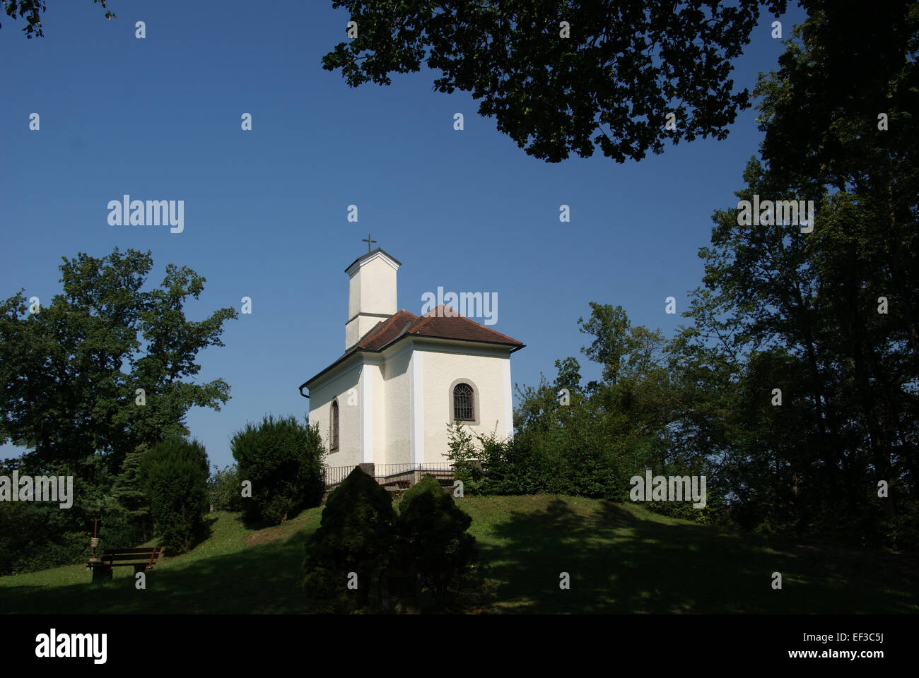 La Kalvarienbergkirche di Pregarten è una chiesa storica situata in Austria. L'opera d'arte mostra la sua architettura religiosa e il suo ruolo nella comunità, riflettendo il significato di questo punto di riferimento nella storia religiosa e culturale locale. Foto Stock