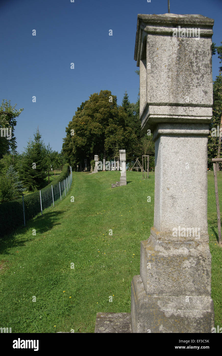 Il "Pregarten Kreuzweg" è una rappresentazione storica delle stazioni della Croce, un'opera religiosa tradizionale della regione di Pregarten. L'immagine illustra momenti significativi della passione di Cristo, resi con solennità e riverenza. Foto Stock