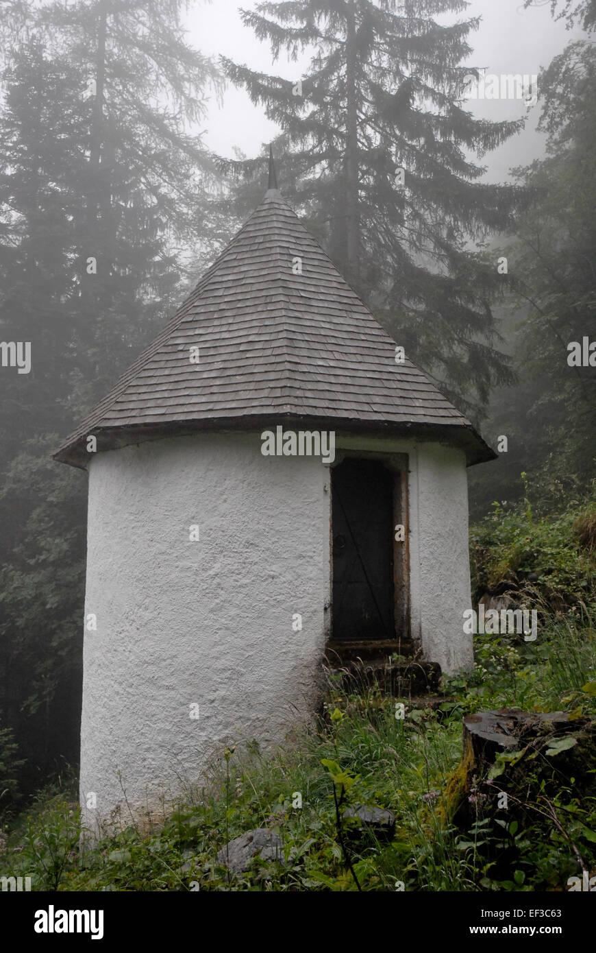 Pulverturm im Halltal è un'antica torre della polvere situata nella valle di Halltal, un sito storico che riflette la storia mineraria e l'architettura difensiva della regione. Foto Stock