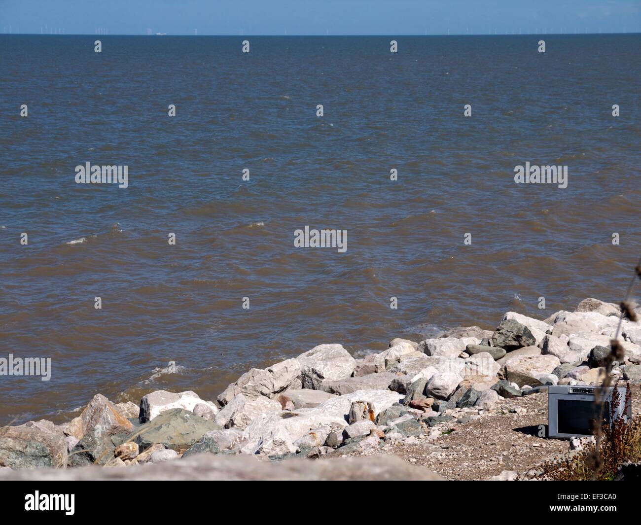 La televisione oggetto di pratiche di dumping su una spiaggia Foto Stock
