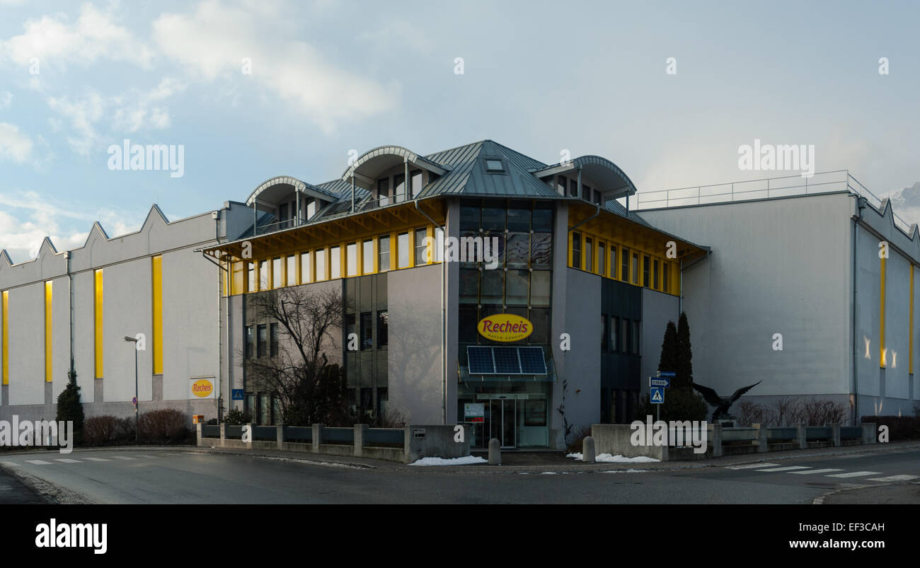 Il "Recheis Zentrale in Hall" raffigura la sede centrale di Recheis, un'azienda con sede a Hall, probabilmente nota per la sua produzione e distribuzione di cibo. L'immagine si concentra sull'architettura e sull'identità aziendale dell'edificio, che funge da rappresentazione della presenza industriale e commerciale dell'azienda. Foto Stock