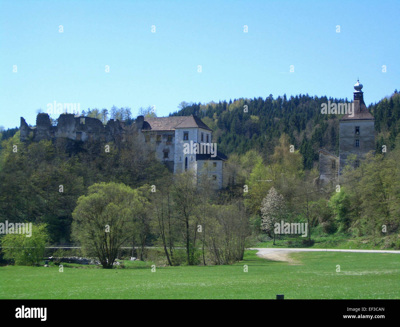 Una fotografia panoramica del castello di Reichenstein, situato nella regione austriaca di Mühlviertel. Lo stile architettonico del castello riflette influenze medievali e rinascimentali, che si erge come un sito storico significativo. Foto Stock