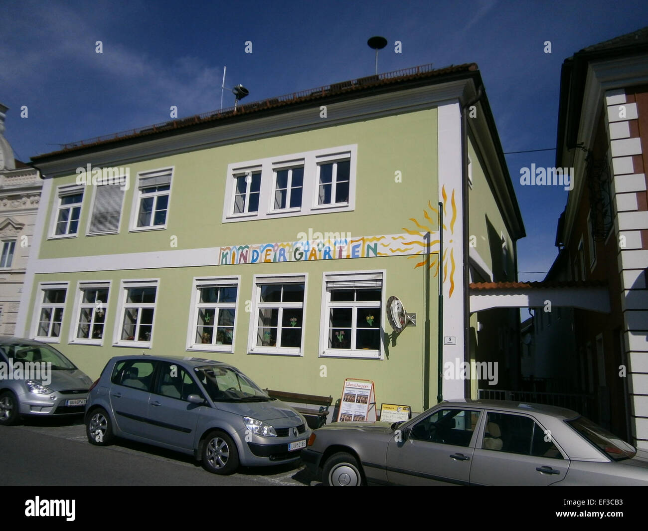 Reichenthal Marktplatz è una piazza centrale di Reichenthal, in Austria, conosciuta per i suoi edifici storici e l'architettura tradizionale. Il mercato è un luogo popolare sia per la gente del posto che per i turisti, che riflette il patrimonio culturale austriaco. Foto Stock