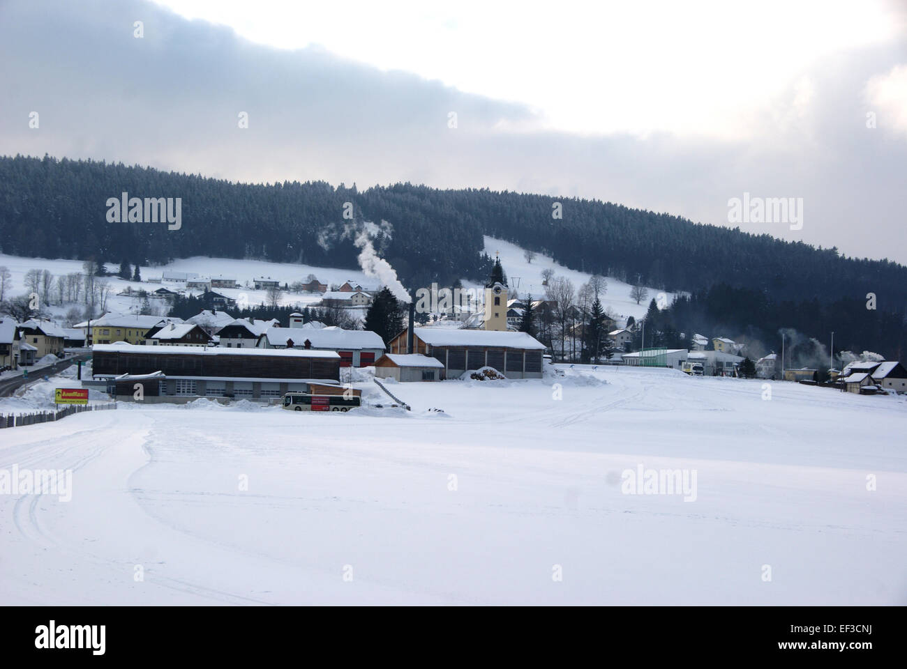 Sandl Ort è un pittoresco villaggio in Austria, conosciuto per la sua bellezza naturale e i paesaggi tranquilli. Questa immagine cattura l'atmosfera serena del villaggio, enfatizzando l'ambiente rurale panoramico della regione. Foto Stock