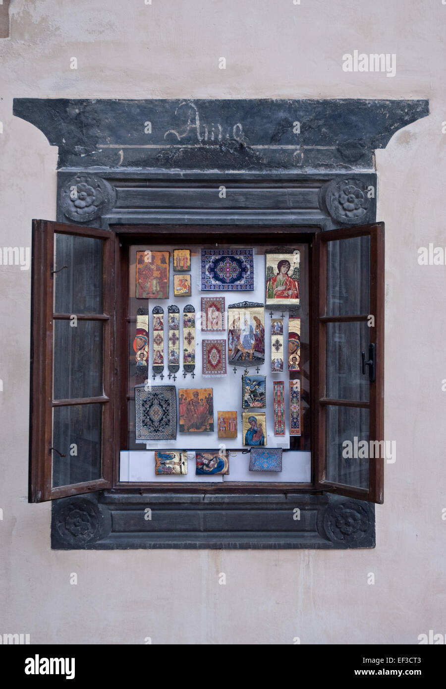 Fenster im Innenhof a Schallaburg si riferisce alla caratteristica architettonica di una finestra del cortile del castello di Schallaburg, un'importante struttura rinascimentale in Austria. Questa finestra simboleggia il ruolo del castello nella storia austriaca, riflettendo il suo significato culturale e la sua bellezza architettonica. Foto Stock