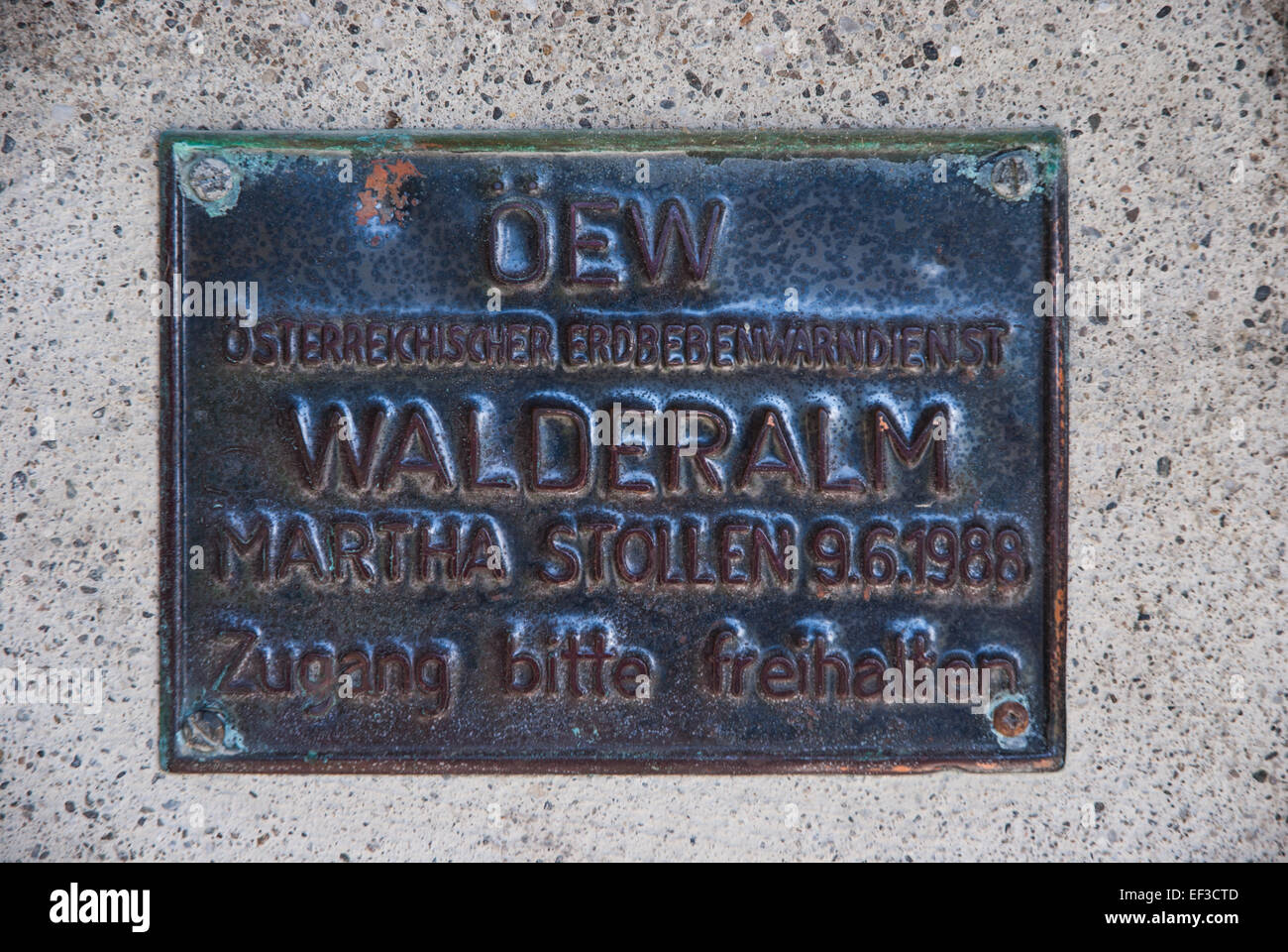 Questa immagine cattura il cartello all'ingresso del tunnel Martha-Stollen a Karwendel, una caratteristica importante della catena montuosa del Karwendel in Austria, nota per la sua storia mineraria e il suo significato geografico. Foto Stock