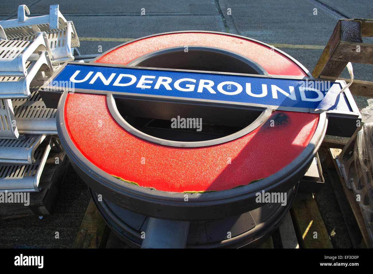 In disuso della metropolitana di Londra segno, conservati presso la Città di Acton Dipartimento dei Trasporti di Londra, Regno Unito Foto Stock
