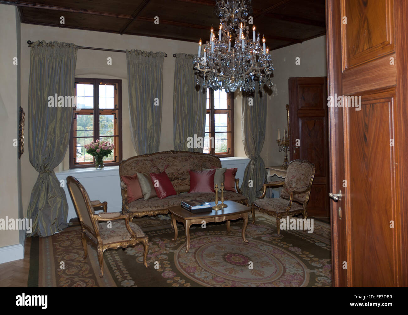 Questa fotografia cattura una vista della camera dal castello di Aschach, un castello austriaco. Conosciuto per la sua architettura barocca e i suoi dintorni panoramici, lo Schloss Aschach riflette la grandiosità e il design delle residenze nobiliari austriache. Foto Stock