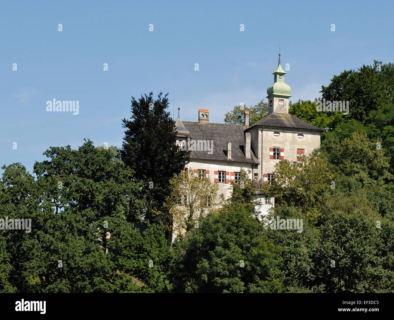 Lo Schloss Aschach, situato a Volders, Austria, è un castello storico risalente al periodo medievale. L'architettura del castello riflette la ricca storia e il patrimonio culturale della regione. Foto Stock