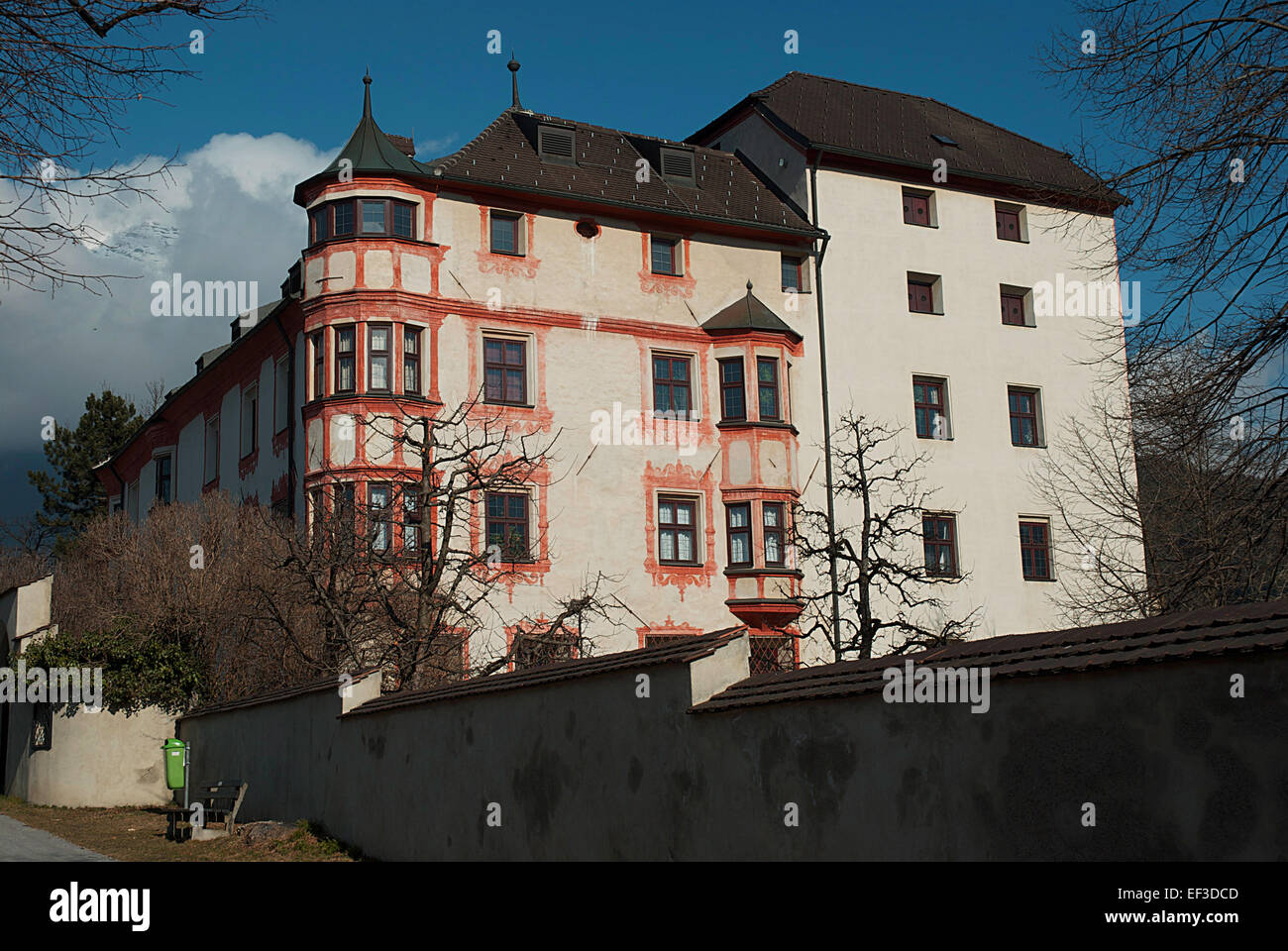 Questa opera raffigura Schloss Schneeburg, un castello storico situato a Mils, Austria. Il dipinto cattura la bellezza architettonica del castello sullo sfondo del paesaggio circostante, mostrando il suo significato storico e culturale nella storia austriaca. Foto Stock