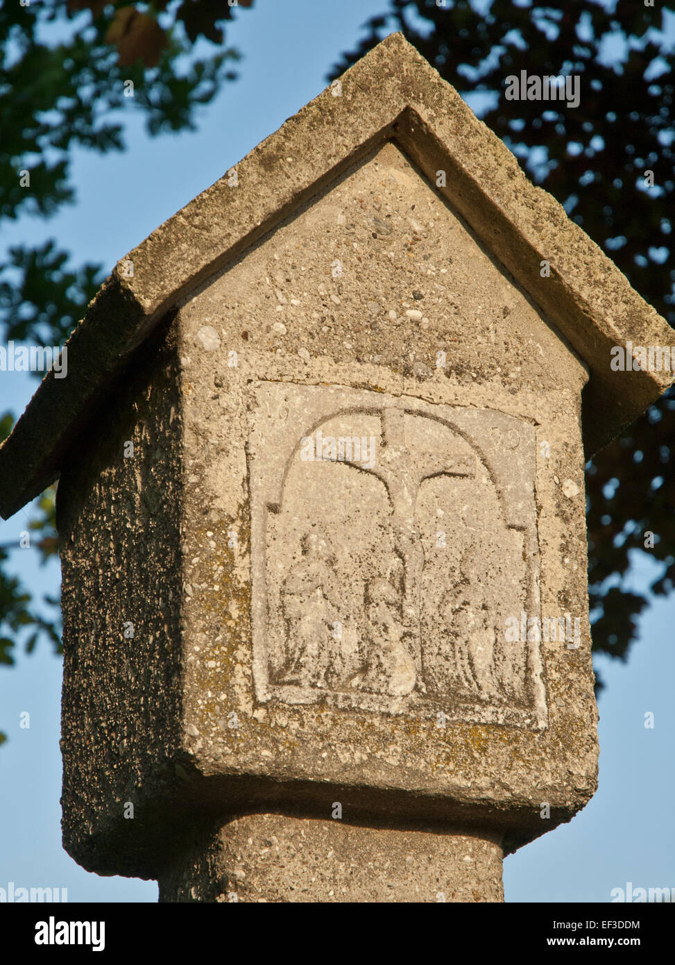 "Schwarze Marter in Mils 2" è una rappresentazione storica di un monumento a Mils, Austria, che riflette la storia culturale e religiosa della zona. L'opera ritrae il significato del monumento nel contesto del patrimonio austriaco. Foto Stock