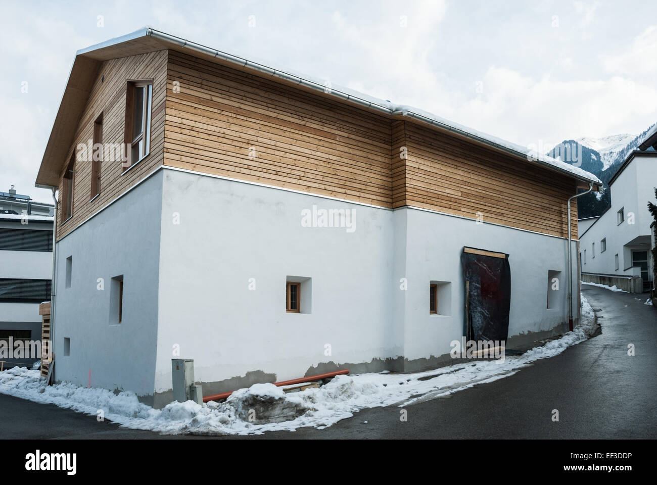 L'Altes Knappenhaus di Schwaz, Austria, è un edificio storico noto per il suo significato architettonico e il suo ruolo nella storia mineraria della regione. La struttura fa parte del ricco patrimonio della città, mettendo in risalto l'artigianato locale. Foto Stock