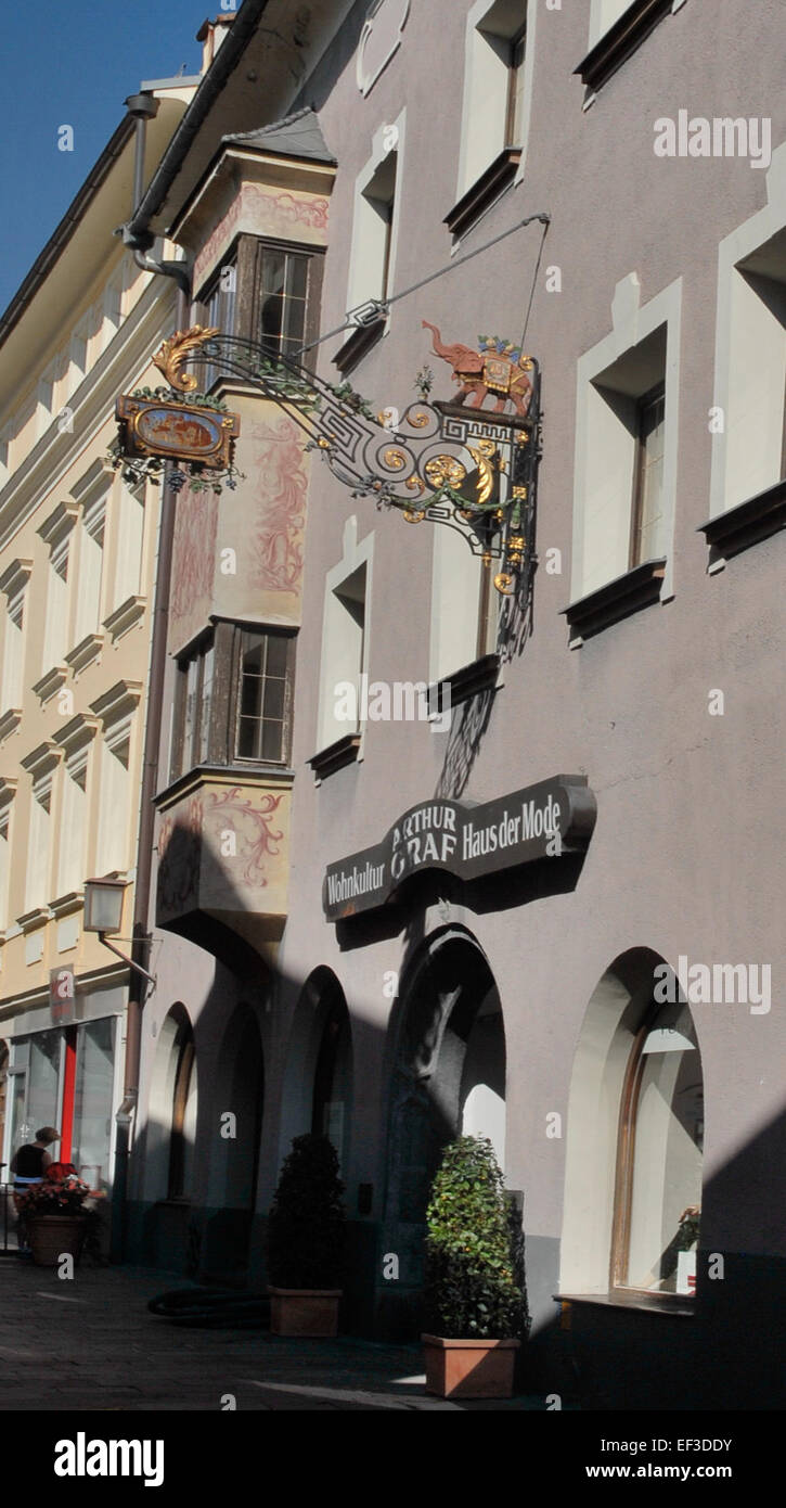 Questa fotografia storica mostra un edificio situato in Franz-Josef-Straße 12 a Schwaz, Austria. L'immagine cattura l'architettura della zona, mettendo in risalto il patrimonio della città e il suo ruolo nella storia tirolese. Foto Stock