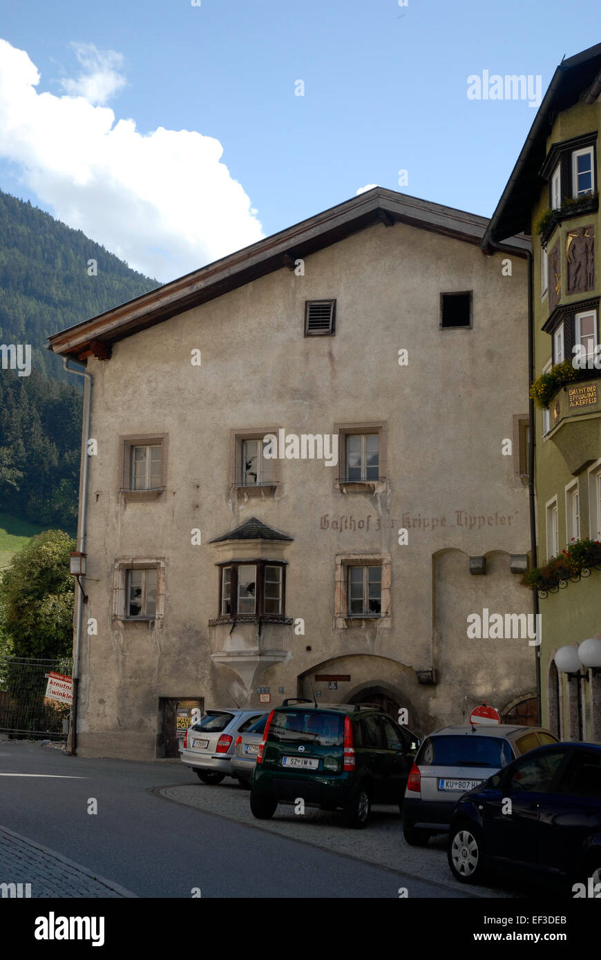 Questa fotografia cattura l'edificio storico situato presso Haus Burggasse 6 a Schwaz, una città in Austria conosciuta per la sua storia mineraria e l'architettura medievale. L'edificio rappresenta il ricco patrimonio culturale della regione. Foto Stock