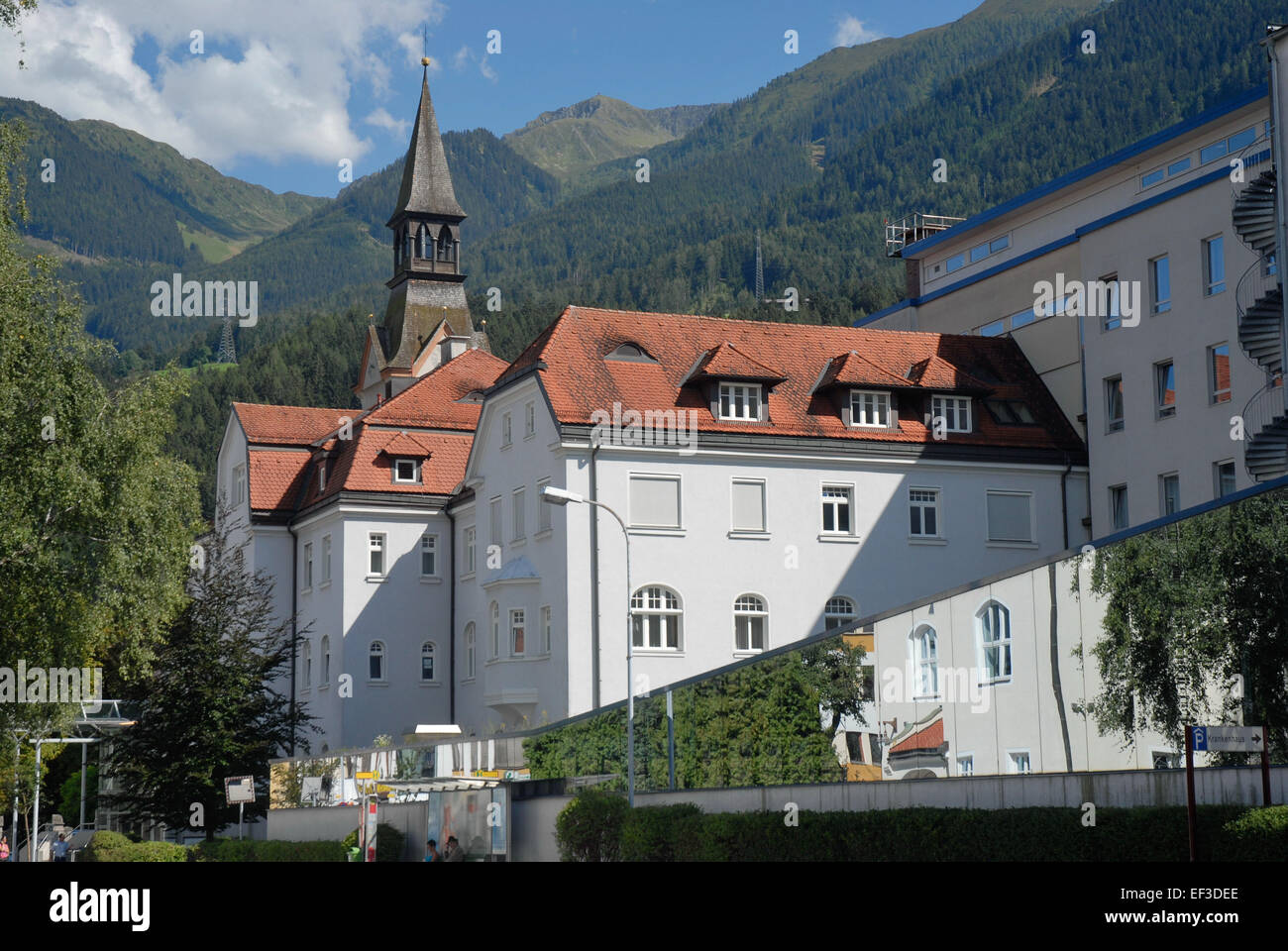 Una visione storica dell'ospedale di Schwaz, Austria, che ne illustra il significato architettonico e il ruolo nella storia della sanità regionale. Foto Stock