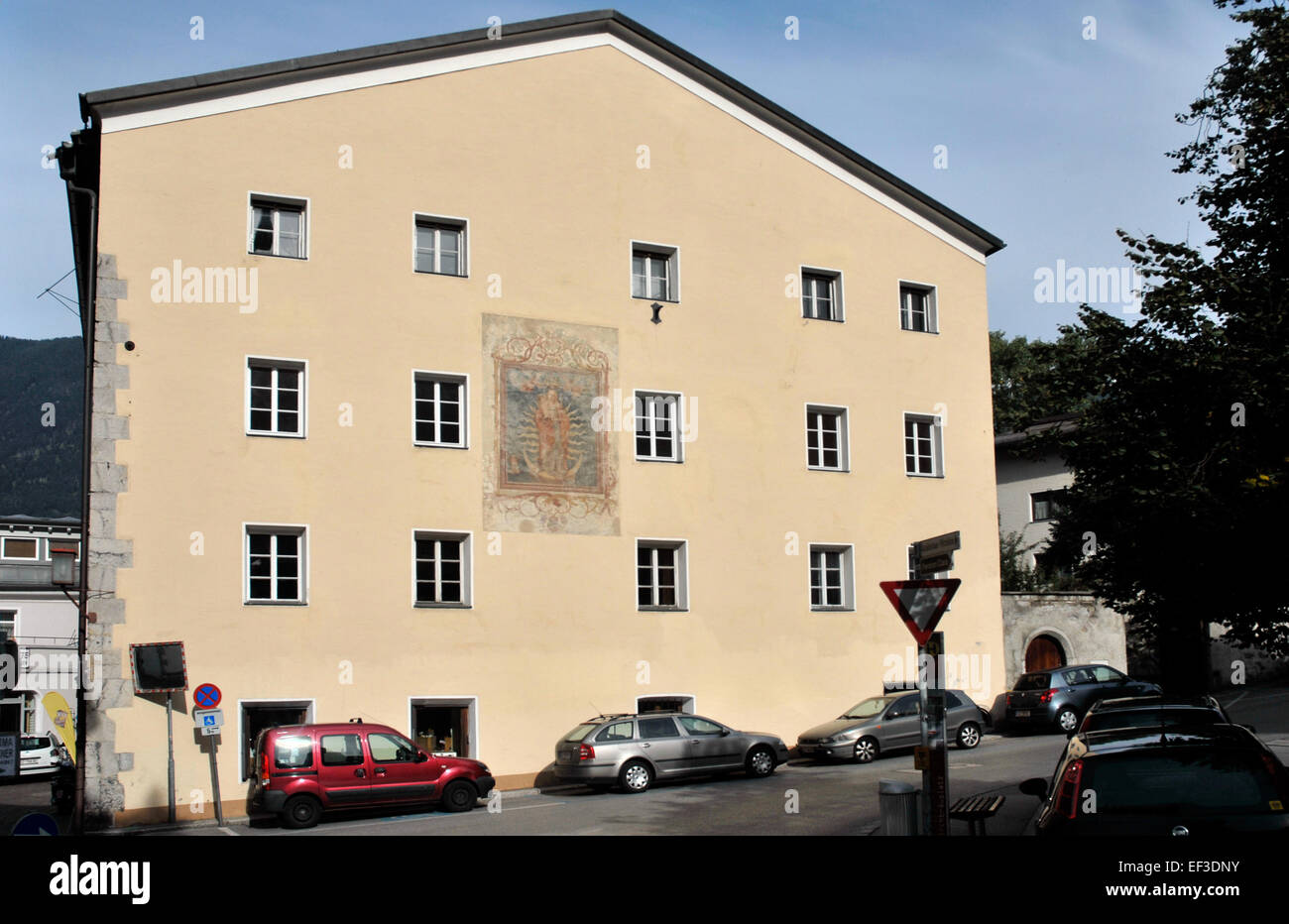 Questa immagine mostra l'edificio storico situato in Widum Tannenberggasse 15 a Schwaz, Austria. L'architettura riflette la ricca storia della regione e il suo ruolo significativo nello sviluppo del Tirolo. Foto Stock