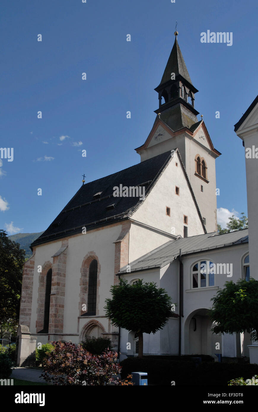 La Spitalkirche, situata a Schwaz, Austria, è una chiesa storica conosciuta per la sua architettura medievale e il ruolo nella storia religiosa della regione. È un punto di riferimento significativo a Schwaz. Foto Stock
