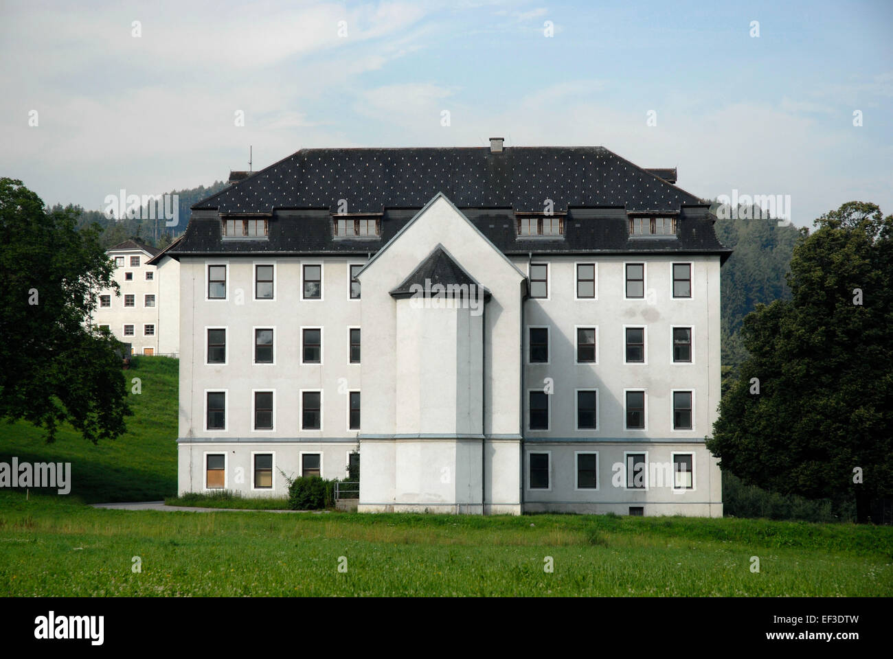 Stachelburg in Volders è un castello storico situato nella regione austriaca del Tirolo. Questa immagine può rappresentare l'architettura del castello, il suo significato storico e il suo ruolo nella difesa regionale durante il Medioevo. Foto Stock