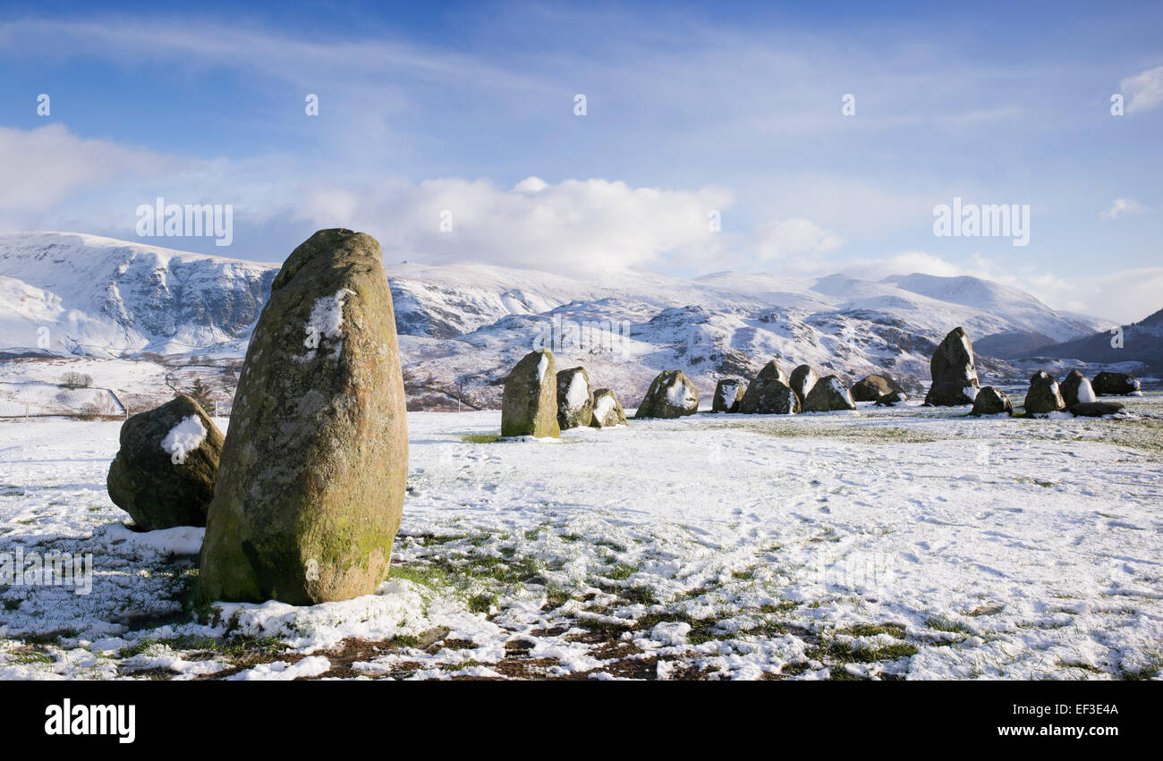 Castlerigg Stone Circle di fronte Helvellyn mountain range in inverno la neve. Lake District, Cumbria, Inghilterra. Foto Stock